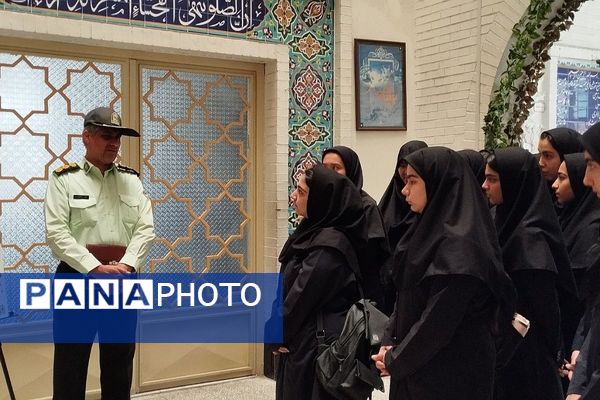 برگزاری نمایشگاه شناخت خطرات و آسیب های جامعه به مناسبت هفته نیروی انتظامی در دبیرستان صدیقه طاهره ناحیه یک شهرری