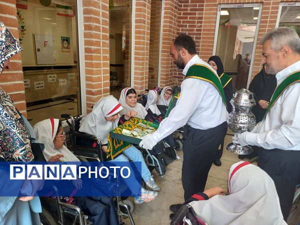 تهیه ویلچر برای دانش‌آموزان کم توان
