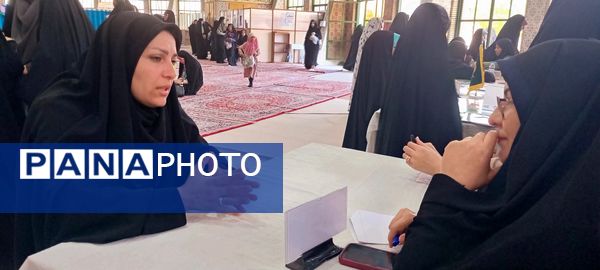 برپایی میز خدمت ادارات مختلف استان در مصلی امام خمینی (ره)
