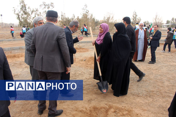 جلوه‌هایی از آیین درختکاری در اردوگاه شهدای 15 خرداد قم