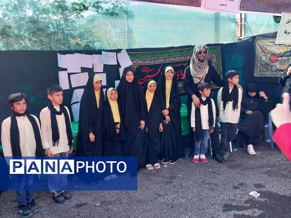 خدمت‌رسانی پیشتازان و خبرنگاران دانش‌آموزی در موکب عشاق‌الحسین گاوازنگ