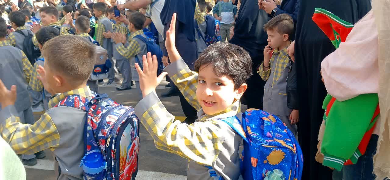 جشن‌شکوفه‌ها در‌ دبستان شهدای گمنام