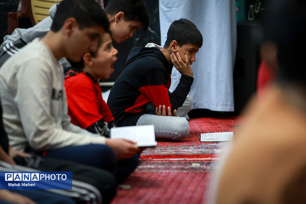 اعتکاف دانش‌آموزی در مسجد امام عصر (عج)