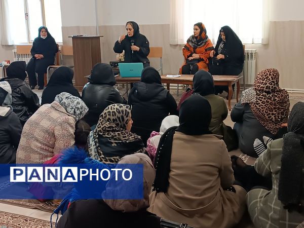 برگزاری کلاس آموزشی با محوریت هویت یابی در دبیرستان دخترانه نور اردبیل