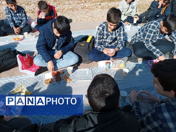 برگزای اردوی تفریحی دبیرستان رجایی یک به‌مناسبت هفته بسیج 