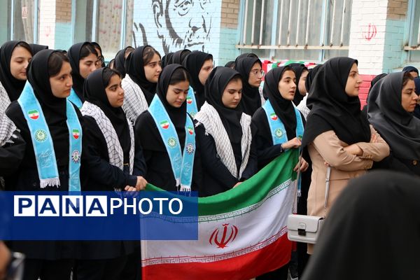 تجلیل مدیرکل آموزش و پرورش آذربایجان غربی از دانشآموز سخنران در نشست با رئیس جمهور