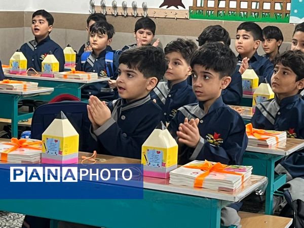 نواختن زنگ شکوفه‌ها در دبستان شاهد پسران شهرستان محمودآباد