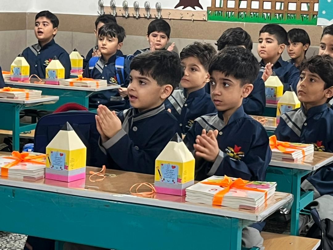 نواختن زنگ شکوفه‌ها در دبستان شاهد پسران شهرستان محمودآباد