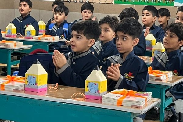 نواختن زنگ شکوفه‌ها در دبستان شاهد پسران شهرستان محمودآباد