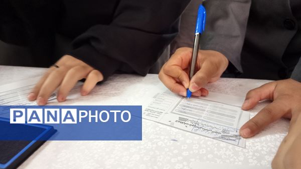 دانش آموزان دبیرستان صدیقه یک نمایندگان خود را برگزیدند 