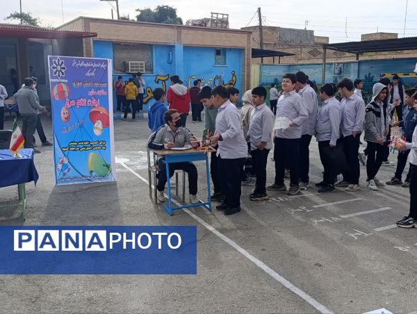 مسابقه «نجات تخم‌مرغ» در دبیرستان شهید بهشتی بهبهان
