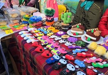 بازارچه صنایع دستی و غذاهای سالم و سنتی در دبستان دخترانه حکیم نصرالله