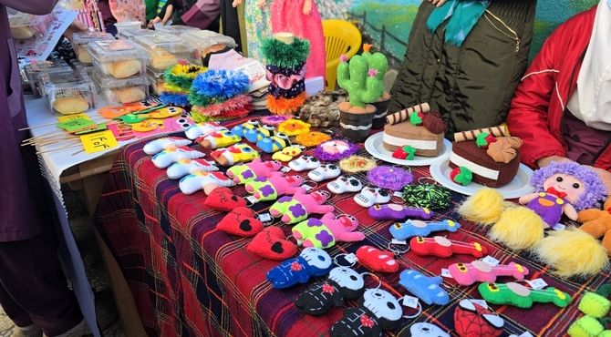 بازارچه صنایع دستی و غذاهای سالم و سنتی در دبستان دخترانه حکیم نصرالله
