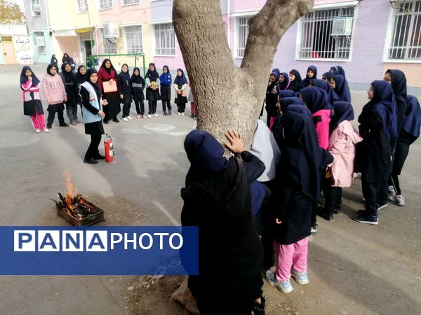 مانور زلزله و آموزش اطفای حریق و ایمن سازی در مدرسه شهید جواهری دو 