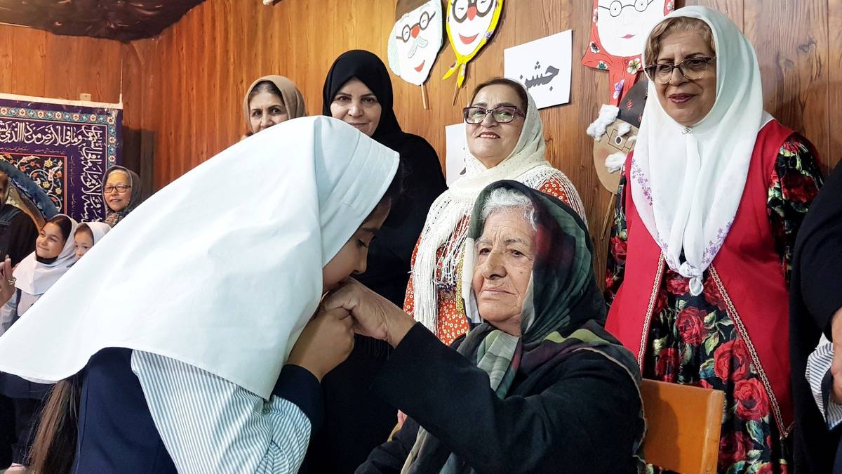 بزرگداشت هفته ملی سالمند در دبستان دخترانه سماء شیروان 
