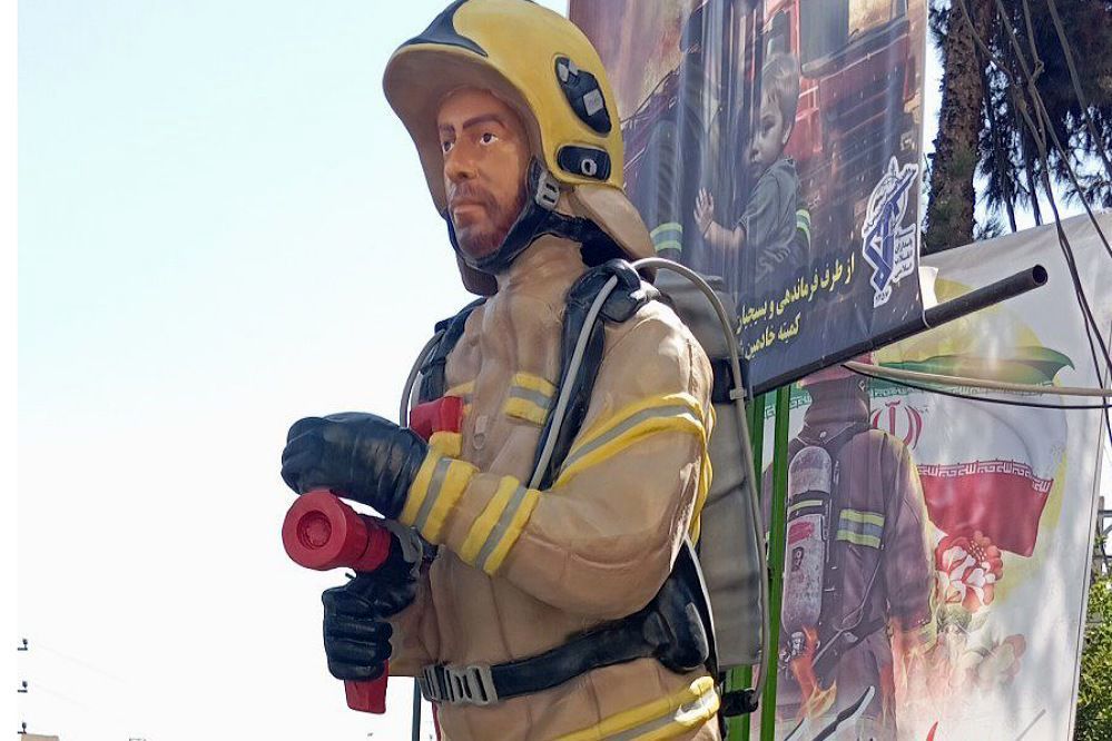 قدردانی دانش‌آموزان ورامینی از آتش‌نشانان در روز ملی آتش‌نشانی