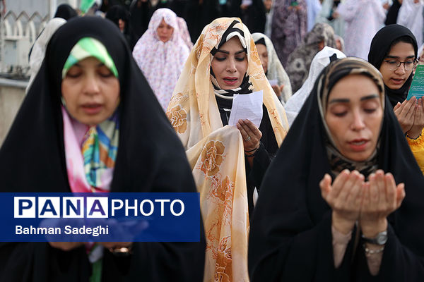 اقامه نماز عید سعید فطر- امامزاده پنج تن(ع) لویزان