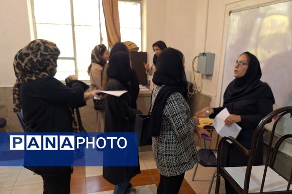 دیدار اولیا و معلمان در جهت بررسی وضعیت تحصیلی دانش‌آموزان 