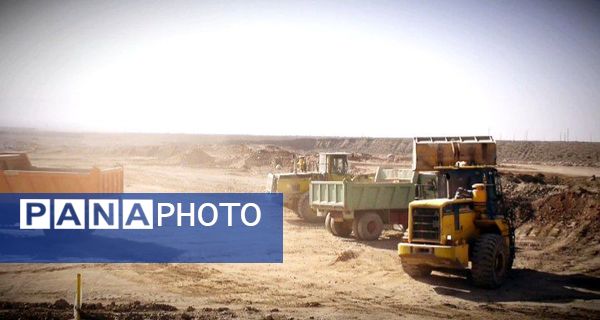 عملیات خاکبرداری و تسطیح ضلع غربی میدان طبیعت کاشمر