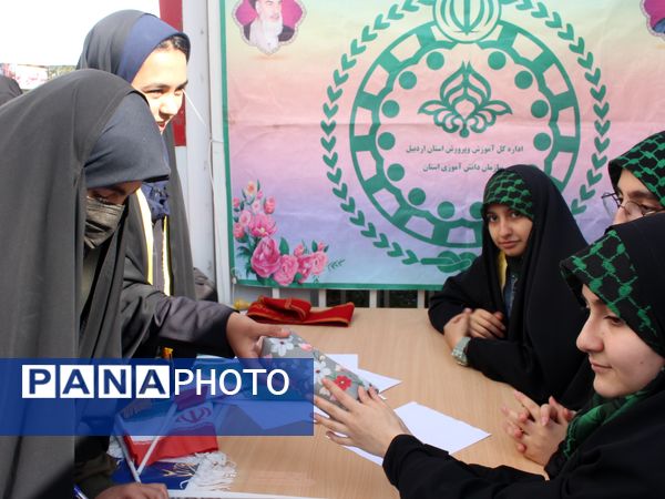 حضور پرشور دانش‌آموزان دبیرستان هیئت امنایی معراج اردبیل در راهپیمایی روز ۱۳ آبان ماه