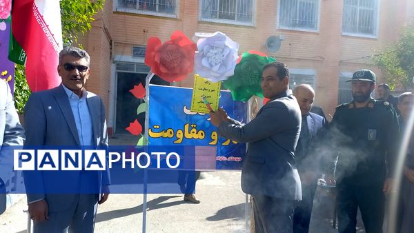نواخته شدن زنگ مهر و مقاومت در دبیرستان شهید سلیمانی فیروزان با حضور مسئولان استانی و منطقه‌ای