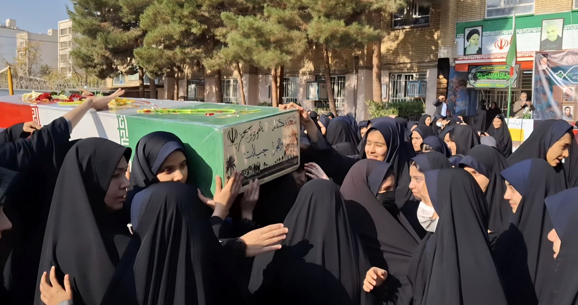 مراسم باشکوه حضور پیکر شهید گمنام در مدرسه شهید تیمسار فلاحی ناحیه یک کرج برگزار شد