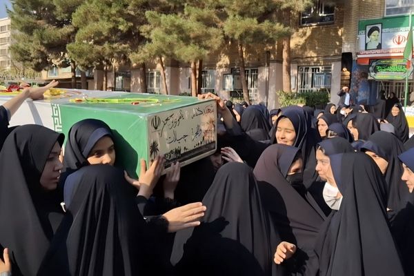 مراسم باشکوه حضور پیکر شهید گمنام در مدرسه شهید تیمسار فلاحی ناحیه یک کرج برگزار شد