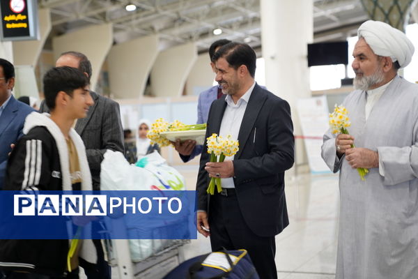 بازگشت دانش‌آموزان اعزامی به سفر عمره مفرده و استقبال خانواده ها در  فرودگاه بین المللی شهید بهشتی اصفهان 