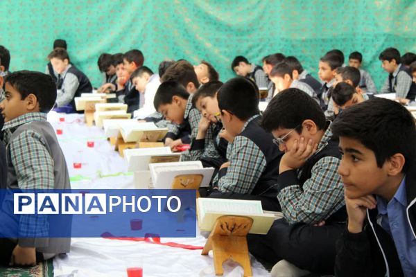 محفل انس با قرآن با حضور دانش‌آموزان سمنانی
