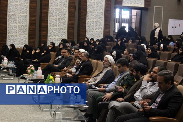 تقدیر از دانش‌آموزان و فرهنگیان برگزیده مسابقات قرآنی در استان قم