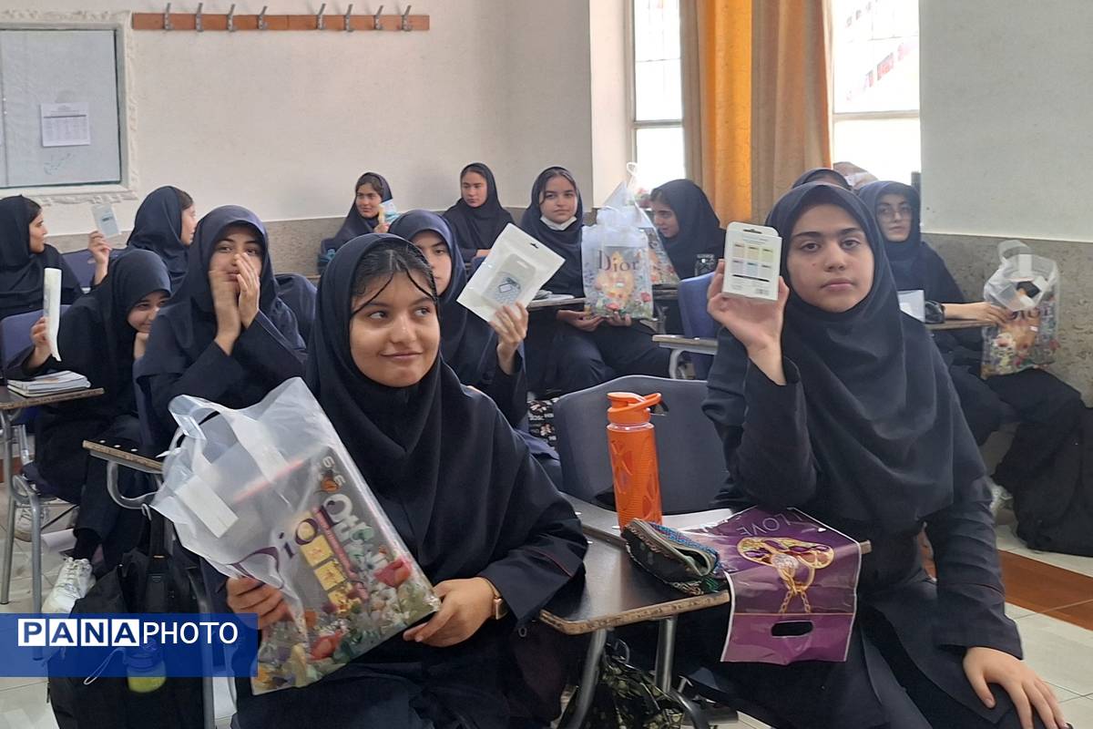 تقدیر از برگزیدگان مسابقات دانشآموزی در کلاسهای درس