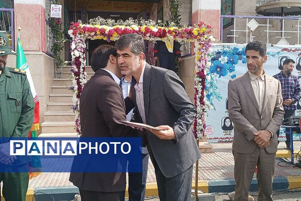 پاسداشت مقام شامخ معلم در آموزشگاه هیأت امنایی فرزانگان ملارد؛ با نواختن زنگ سپاس معلم 