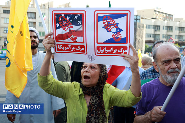 تجمع مردمی بشارت فتح در میدان انقلاب