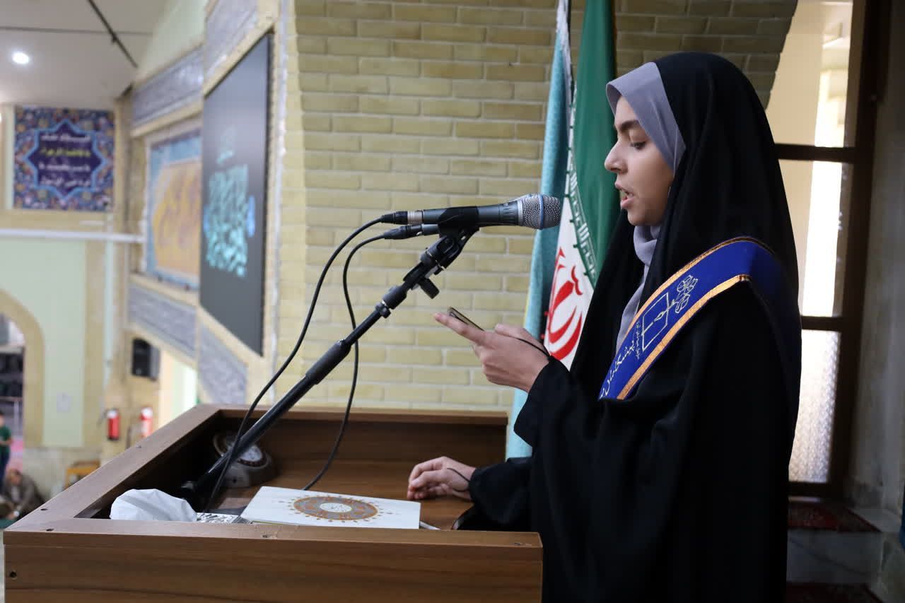 دانش‌آموزخبرنگار پانا و بسیجی بیانیه حماسی دانش‌آموزان همدانی را قرائت کرد