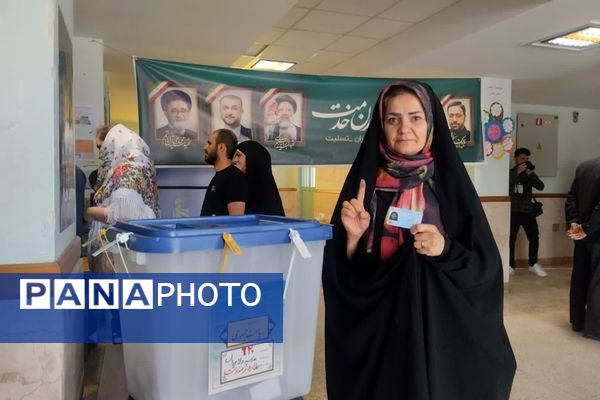 حضور مسئولان و مردم انقلابی شهرستان ملارد در پای صندوق‌های رأی