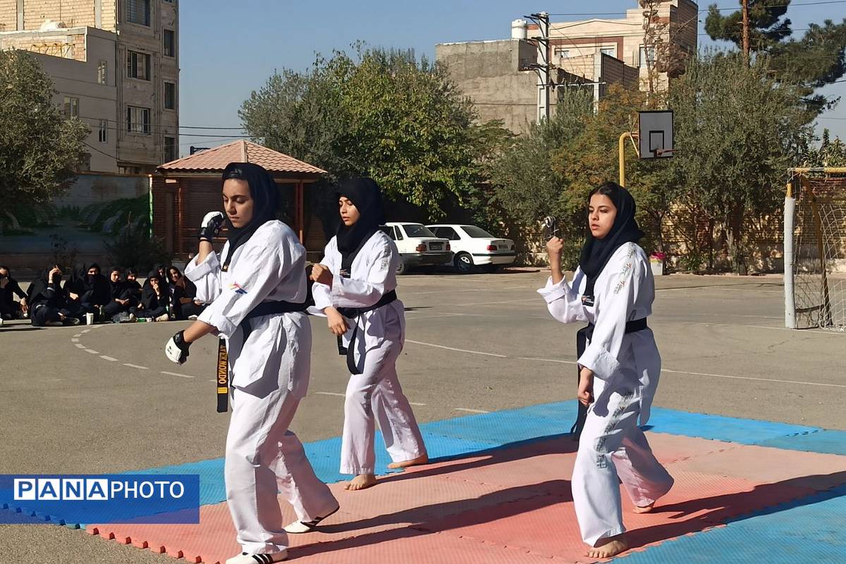 برگزاری برنامه های شاد و متنوع به مناسبت هفته تربیت بدنی در دبیرستان فضیلت شاهد