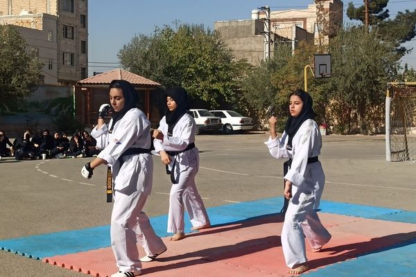 برگزاری برنامه های شاد و متنوع به مناسبت هفته تربیت بدنی در دبیرستان فضیلت شاهد