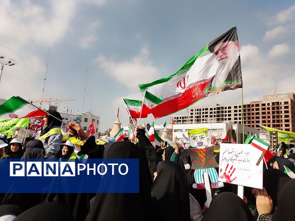 حضور پر شور دانش آموزان  در راهپیمایی ۱۳ آبان 