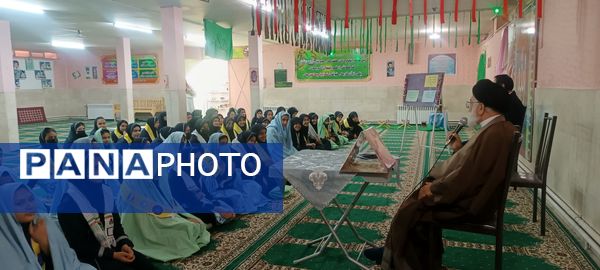 جلسه پرسش و پاسخ با امام جمعه شهرستان نیشابور در دبیرستان شاهد قدسیان 