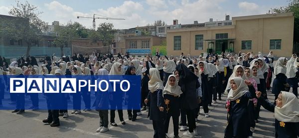 شادی دانش‌آموزان دبستان شهید خلیل طهماسبی مشهد در تحقق وعده صادق