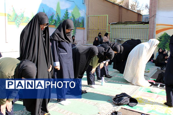 توزیع آش نذری ایام فاطمیه در دبیرستان سردار شهید قاسم سلیمانی