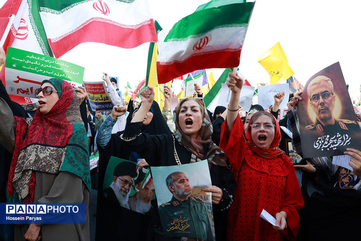 تجمع مردمی بشارت فتح در میدان انقلاب