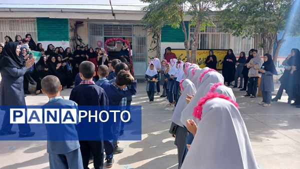  جشن‌ شکوفه‌ها‌ در‌ دبستان‌ شهید‌ دیالمه‌