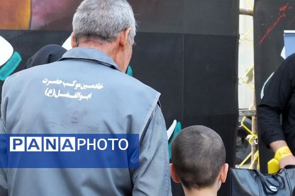 از نگاه معصوم کودک تا اشک پیرمرد؛ روایت عاشقی در موکب «عشاق‌الحسین»