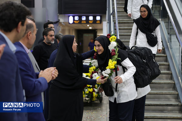 بازگشت طلایی‌پوشان بلندقامت دانش‌آموز ایران با کاپ قهرمانی