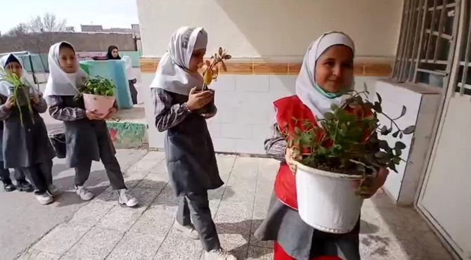 دانش‌آموزان دبستان عدالت با طبیعت آشنا شدند