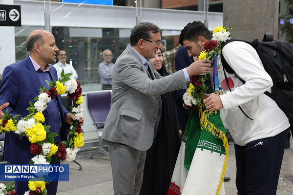 بازگشت طلایی‌پوشان بلندقامت دانش‌آموز ایران با کاپ قهرمانی