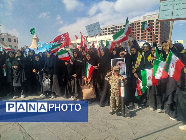حضور پرشور دانش‌آموزان دبیرستان مهدی خدابنده در راهپیمایی ۱۳ آبان