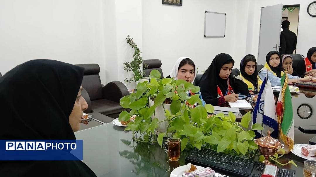 دیدار رئیس سازمان دانش‌آموزی و دانش‌آموزان پیشتاز و خبرنگاران پانا با رئیس سازمان تأمین اجتماعی محمودآباد 