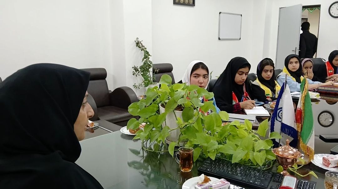 دیدار رئیس سازمان دانش‌آموزی و دانش‌آموزان پیشتاز و خبرنگاران پانا با رئیس سازمان تأمین اجتماعی محمودآباد 